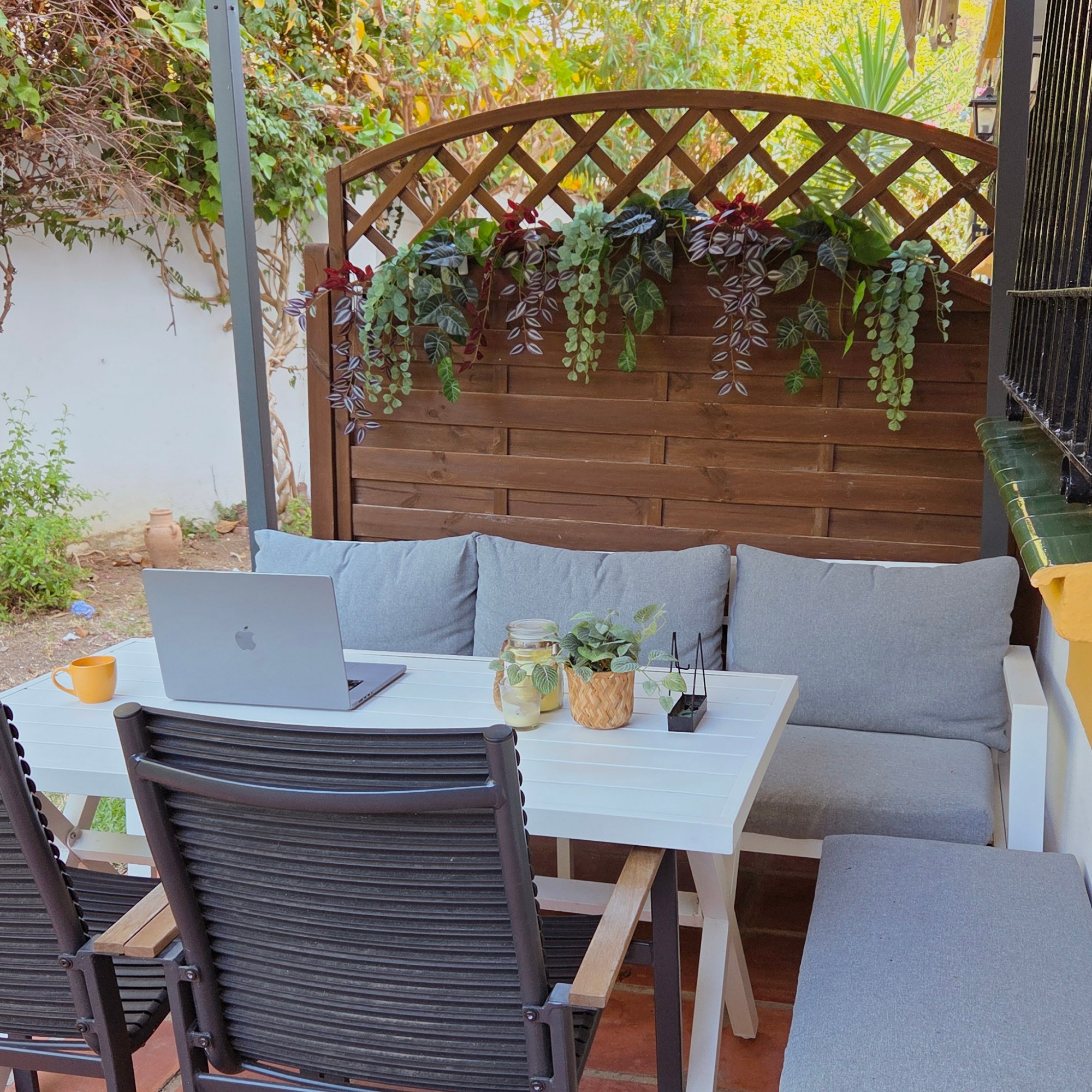 Garden, dining table